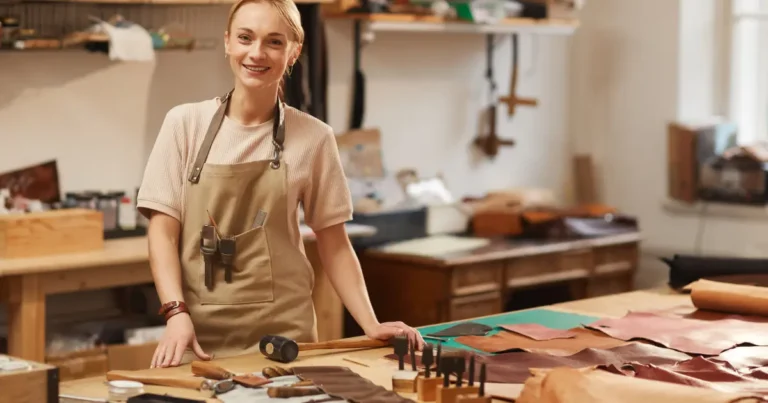 artisane créatrice de bijoux consultant son site internet et sa boutique en ligne sur ordinateur — guide 2026