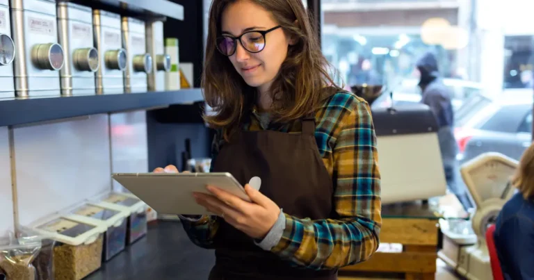 commerçante locale consultant son site internet professionnel sur ordinateur — guide visibilité en ligne 2026