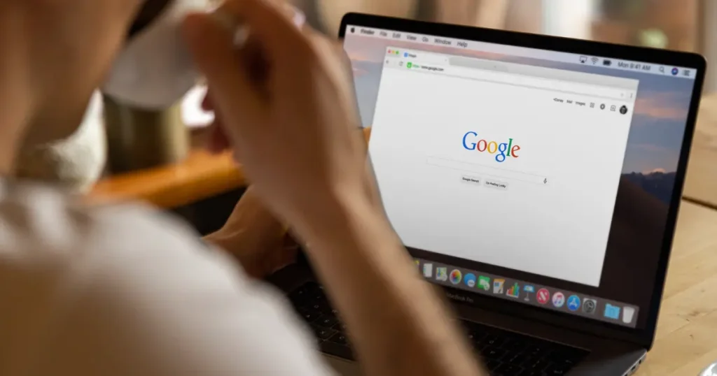 femme entrepreneuse optimisant sa fiche google business profile sur son ordinateur pour ameliorer sa visibilite locale